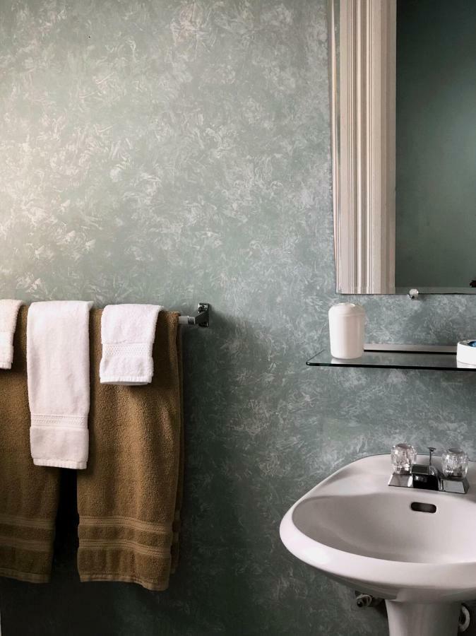 Mahogany Manor Bed & Breakfast Saint-Jean Extérieur photo