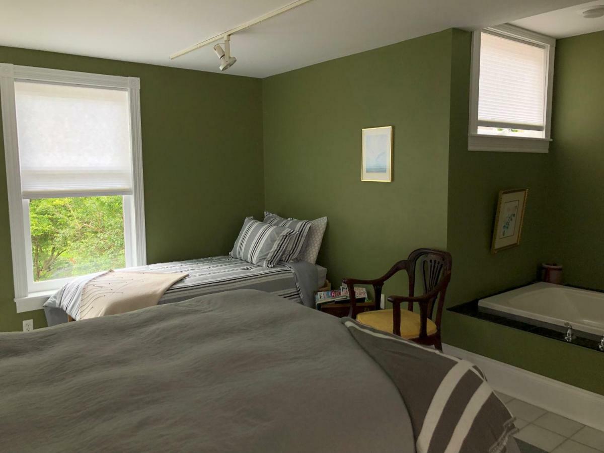 Mahogany Manor Bed & Breakfast Saint-Jean Extérieur photo